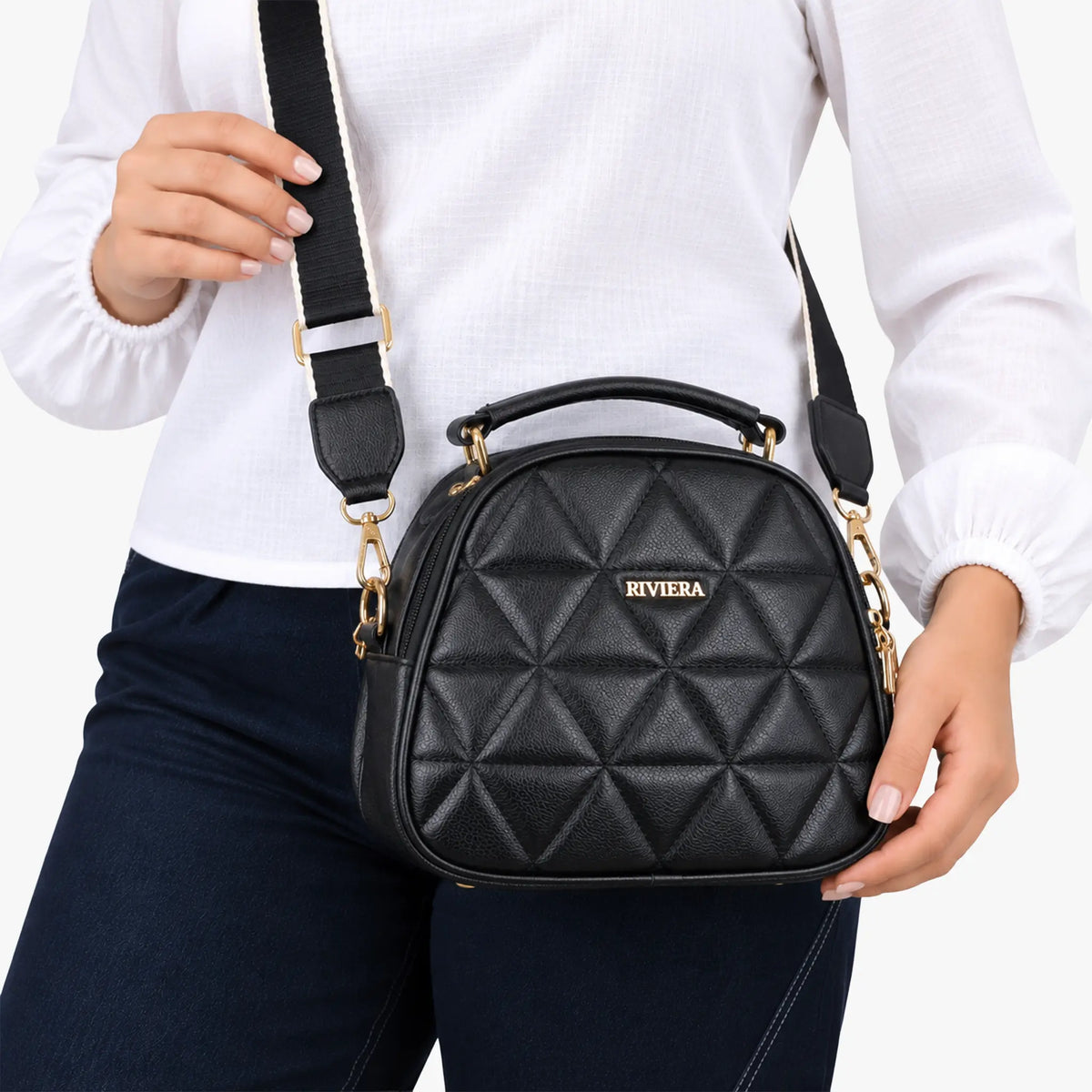 Bolso negro con textura geométrica en relieve y correa ancha para mujer