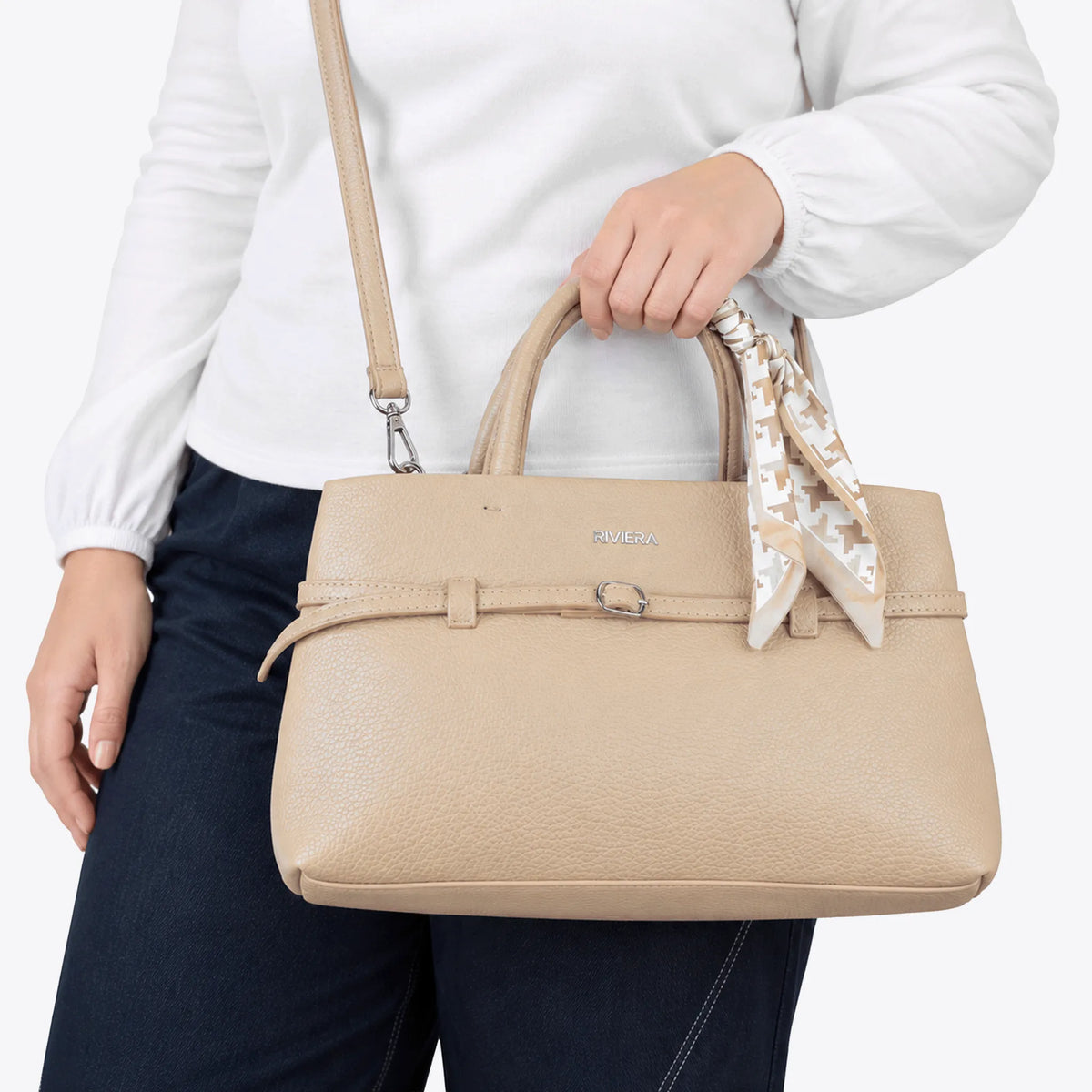 Bolso de mano color taupe con pañoleta y correa ajustable para mujer