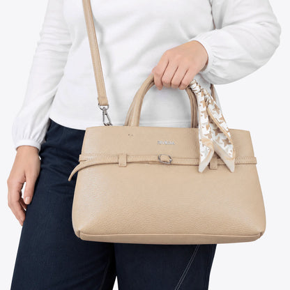Bolso de mano color taupe con pañoleta y correa ajustable para mujer