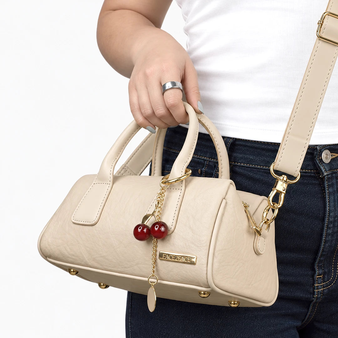 Bolso de mano pequeño en color beige con correa removible