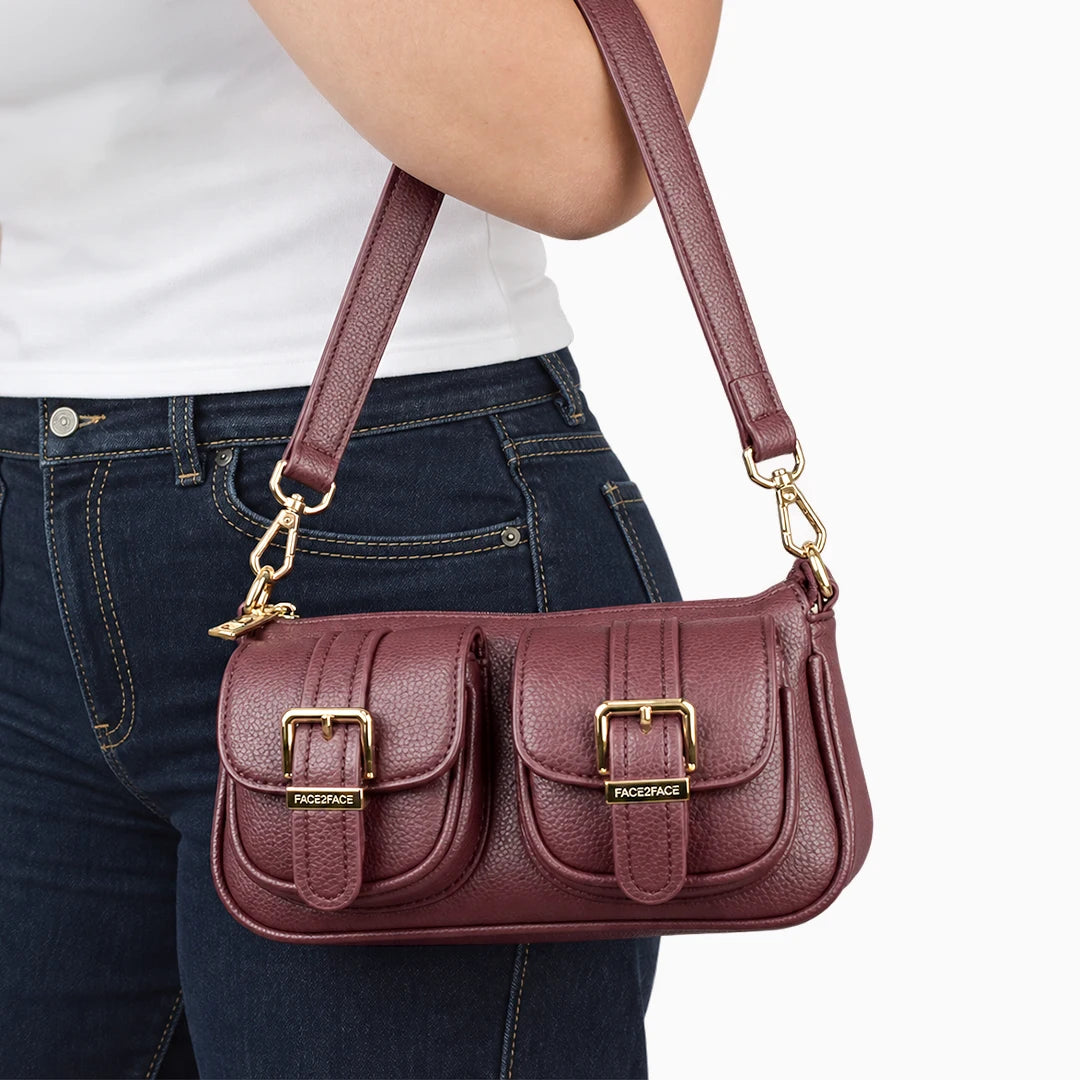 Bolso pequeño de hombro en color vinotinto con 2 correas removibles