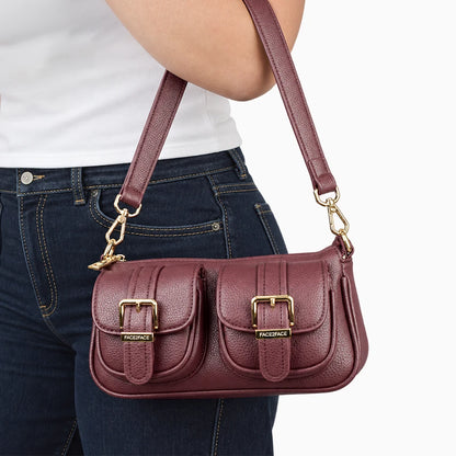Bolso pequeño de hombro en color vinotinto con 2 correas removibles