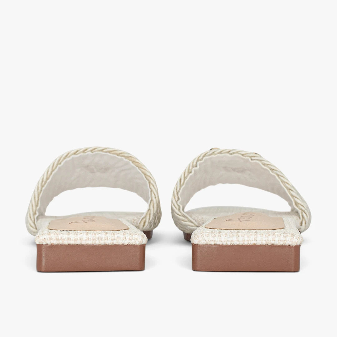 Sandalias planas para mujer en color talco