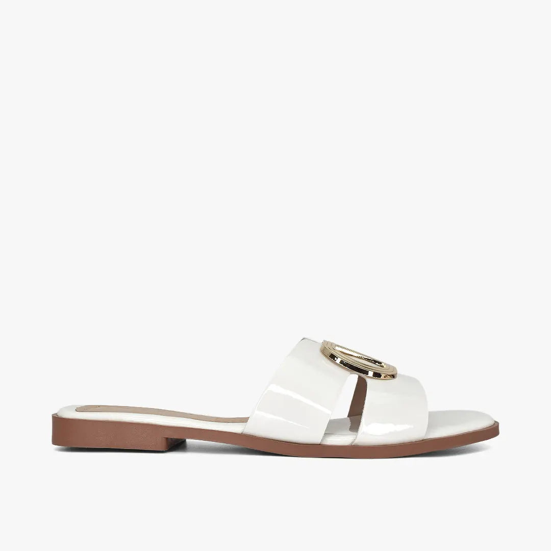 Sandalias planas para mujer en color talco