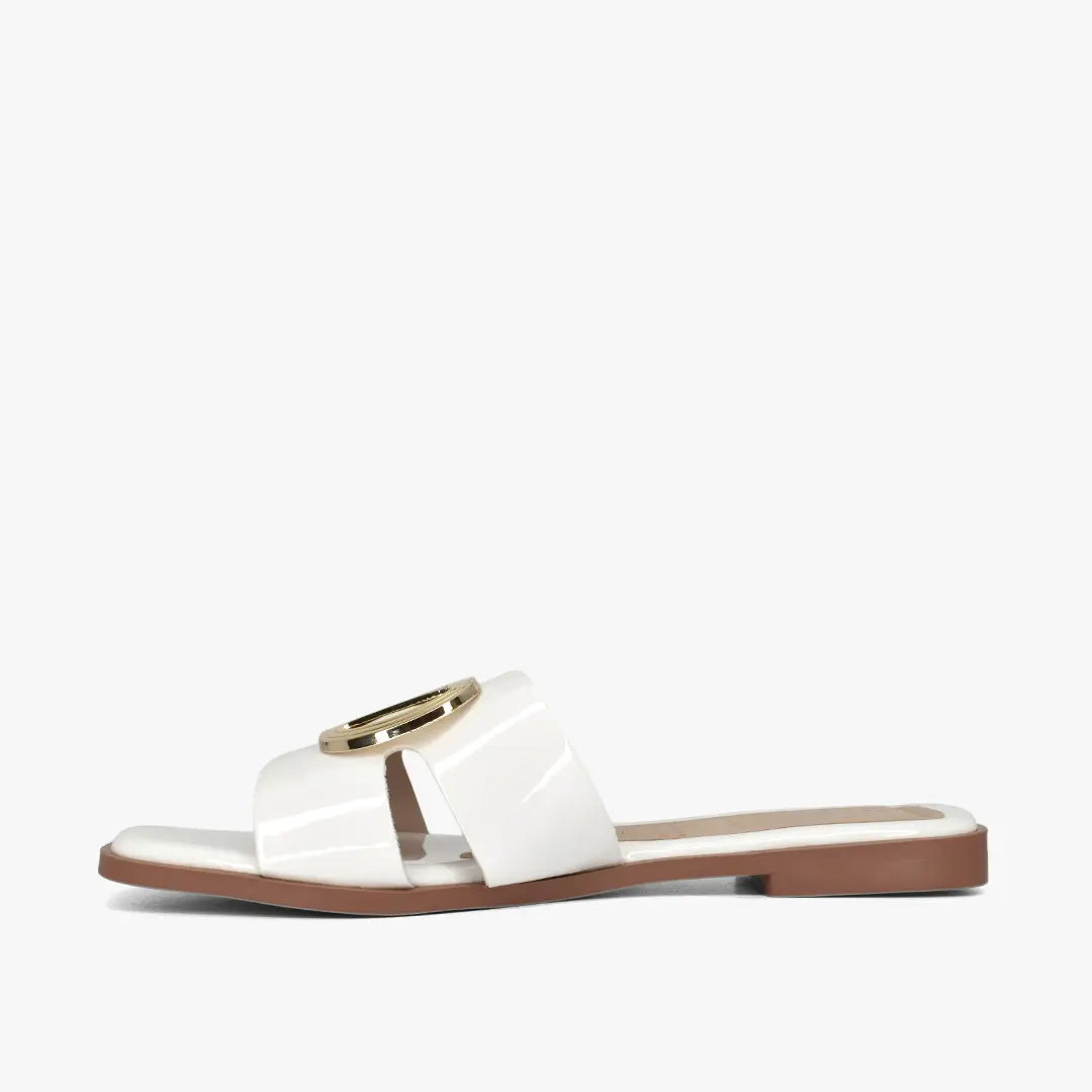 Sandalias planas para mujer en color talco