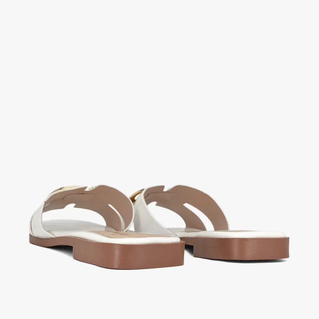Sandalias planas para mujer en color talco