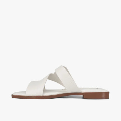 Sandalias planas para mujer en color talco