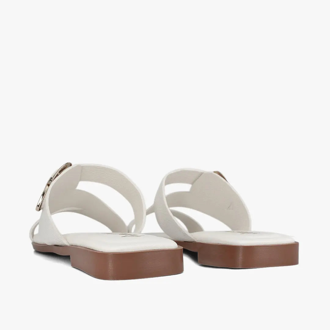 Sandalias planas para mujer en color talco