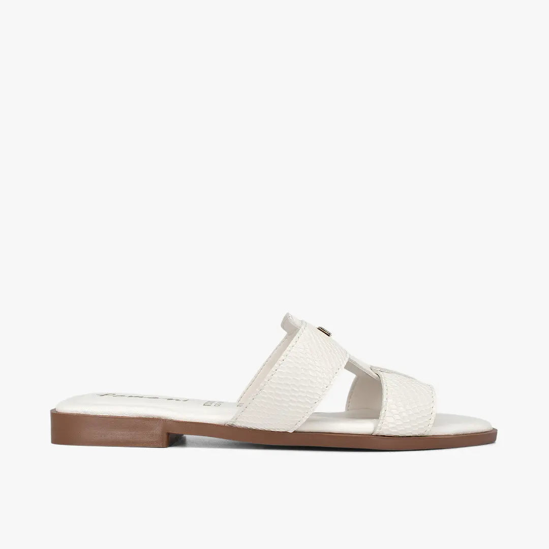 Sandalias planas para mujer en color talco