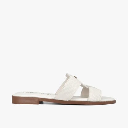 Sandalias planas para mujer en color talco