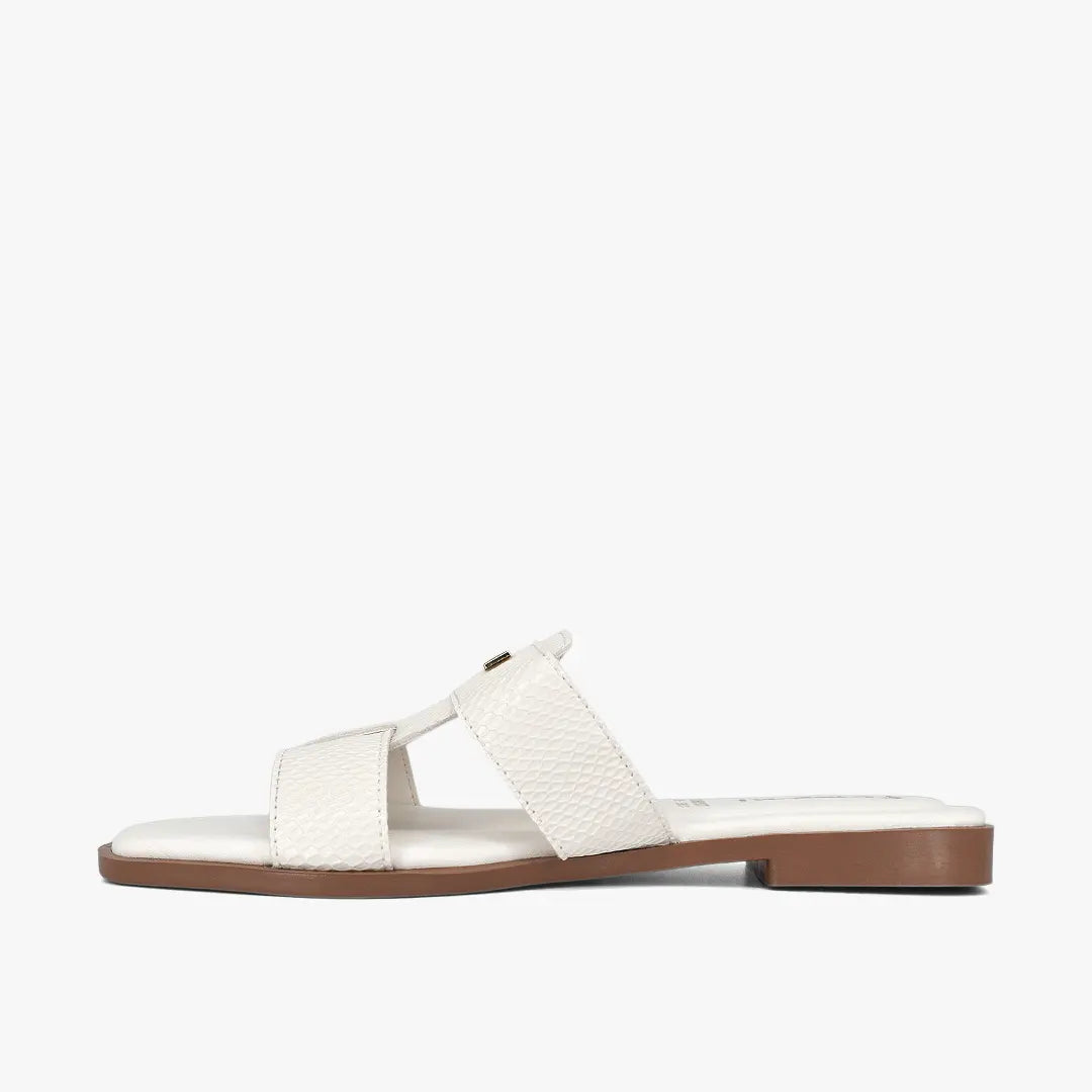 Sandalias planas para mujer en color talco