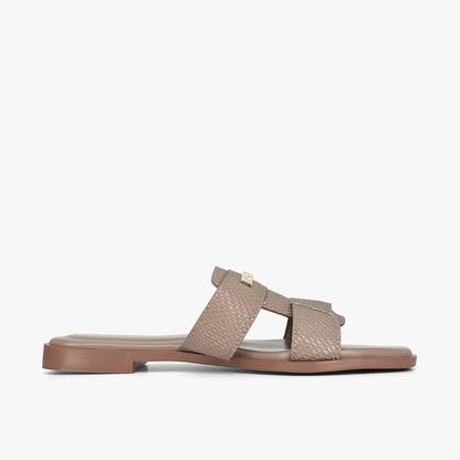 Sandalias planas para mujer en color taupe