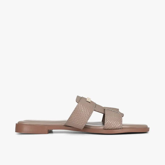 Sandalias planas para mujer en color taupe