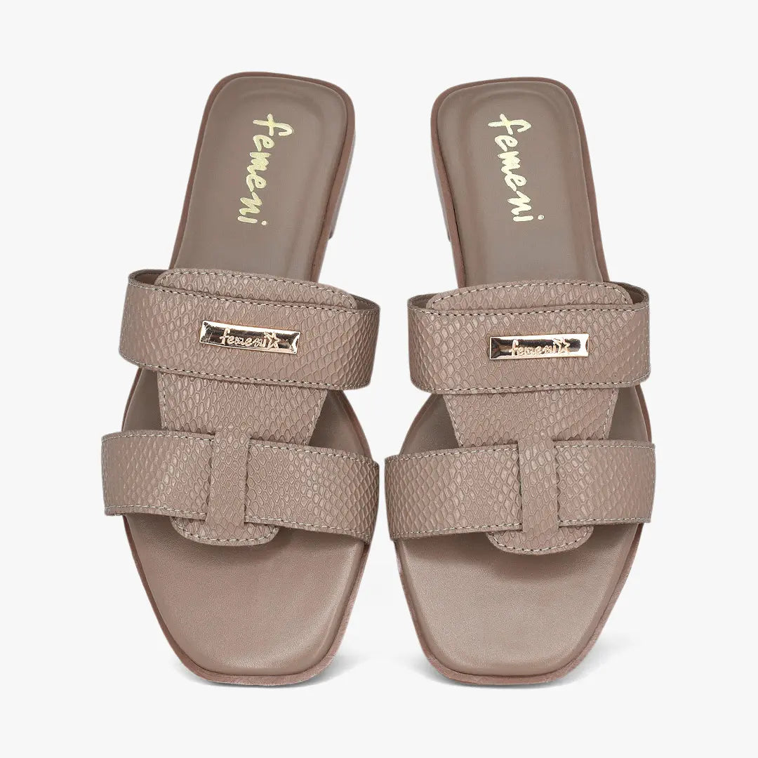 Sandalias planas para mujer en color taupe