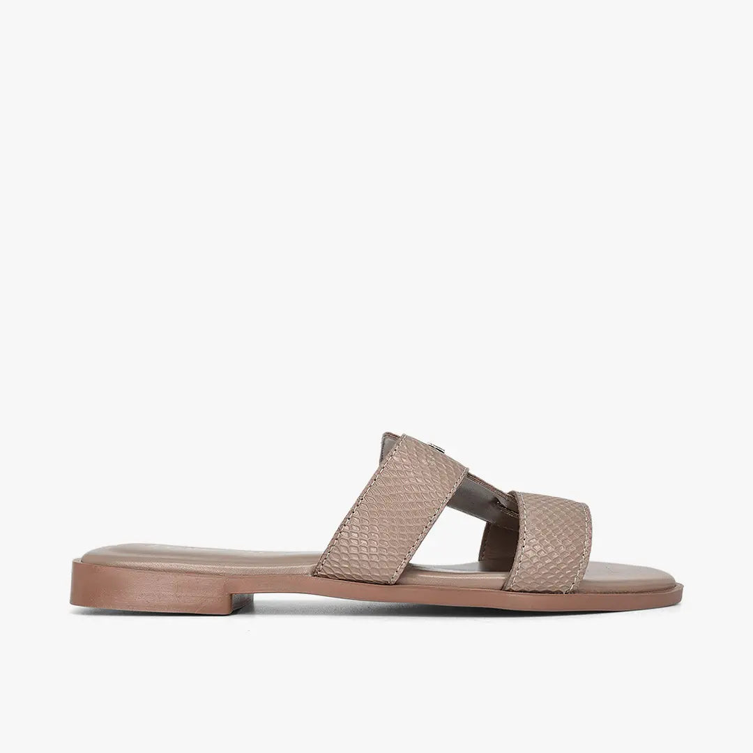 Sandalias planas para mujer en color taupe