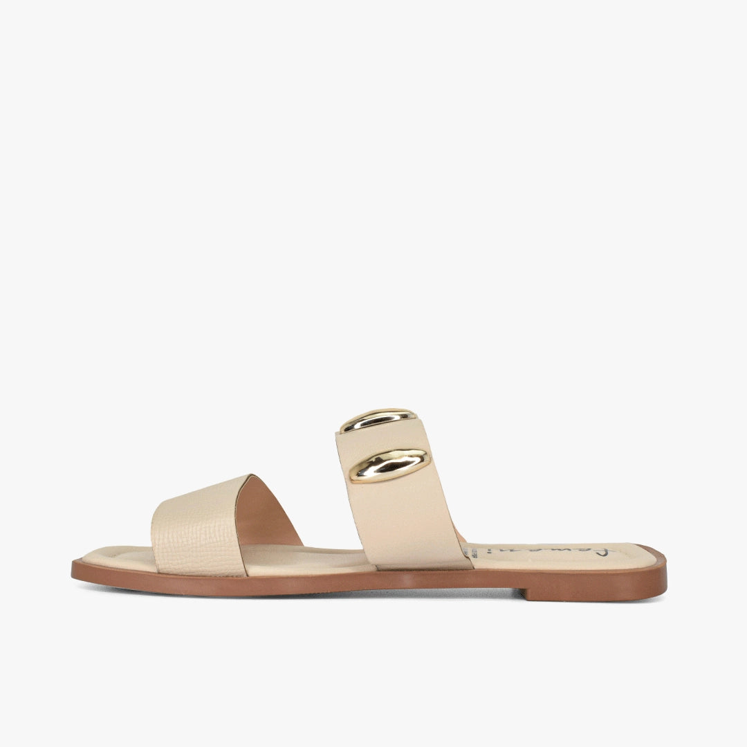 Sandalias plana para mujer en color almendra