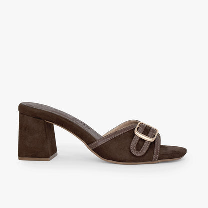 Sandalia con tacón para mujer en color chocolate