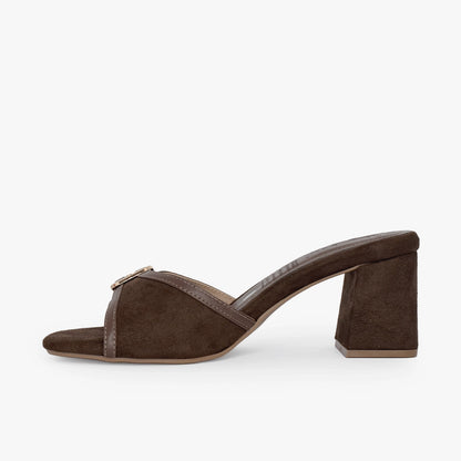 Sandalia con tacón para mujer en color chocolate