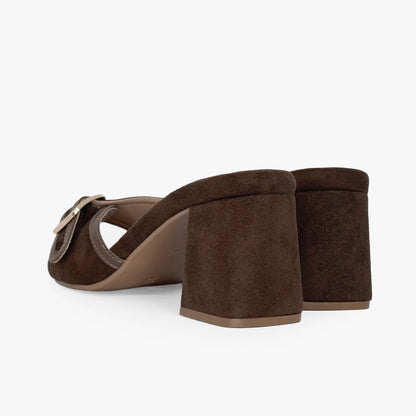 Sandalia con tacón para mujer en color chocolate