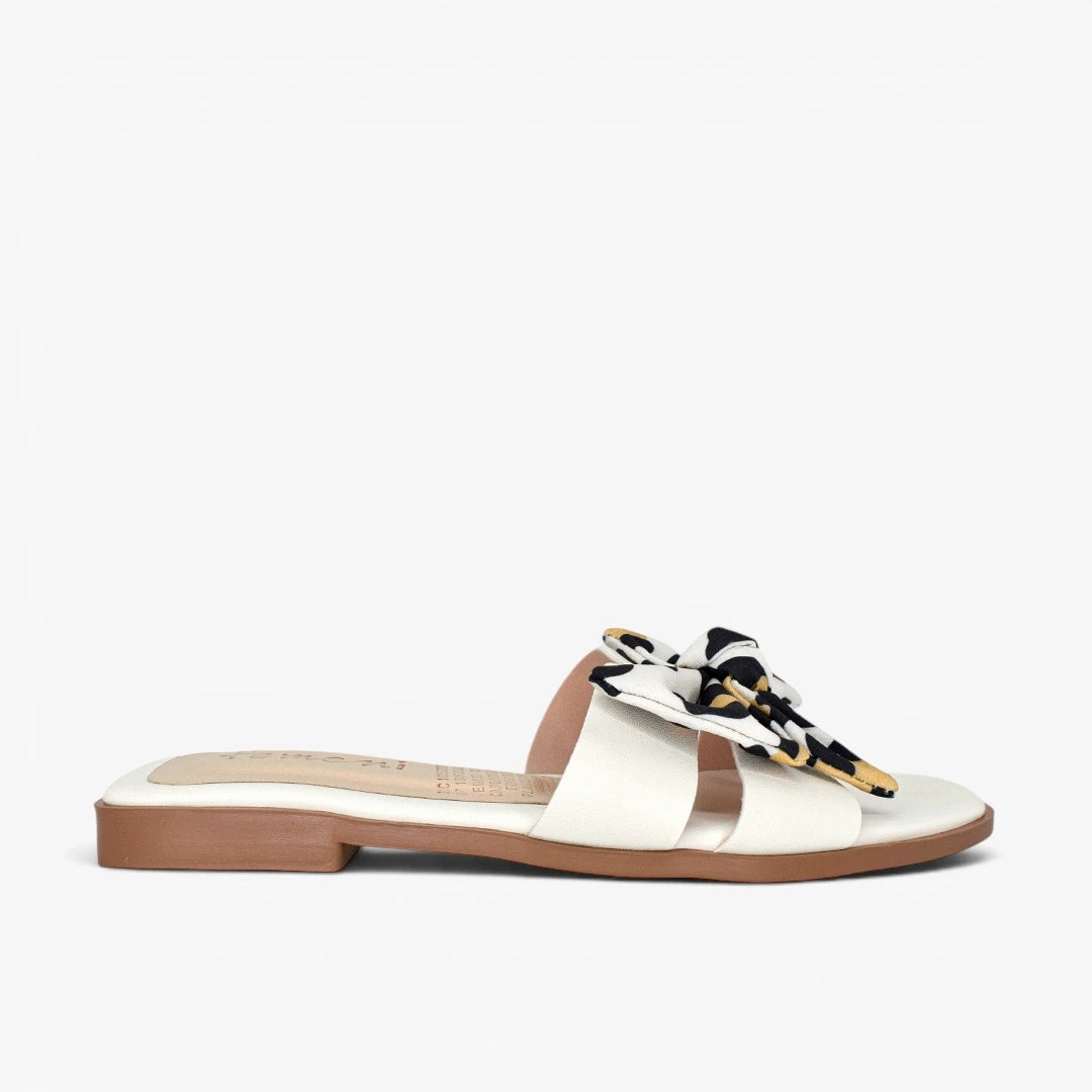 Sandalias planas para mujer en color talco