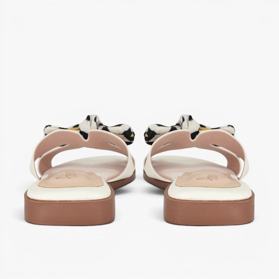 Sandalias planas para mujer en color talco