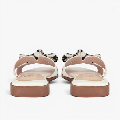 Sandalias planas para mujer en color talco