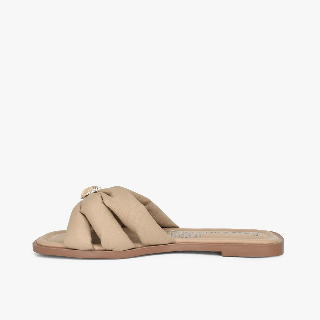 Sandalias plana para mujer en color taupe