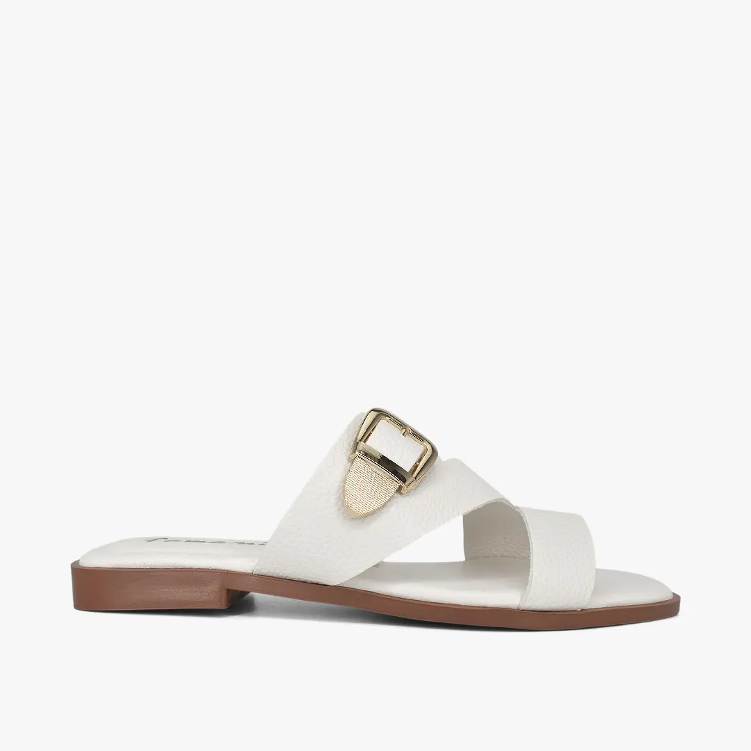 Sandalias planas para mujer en color talco